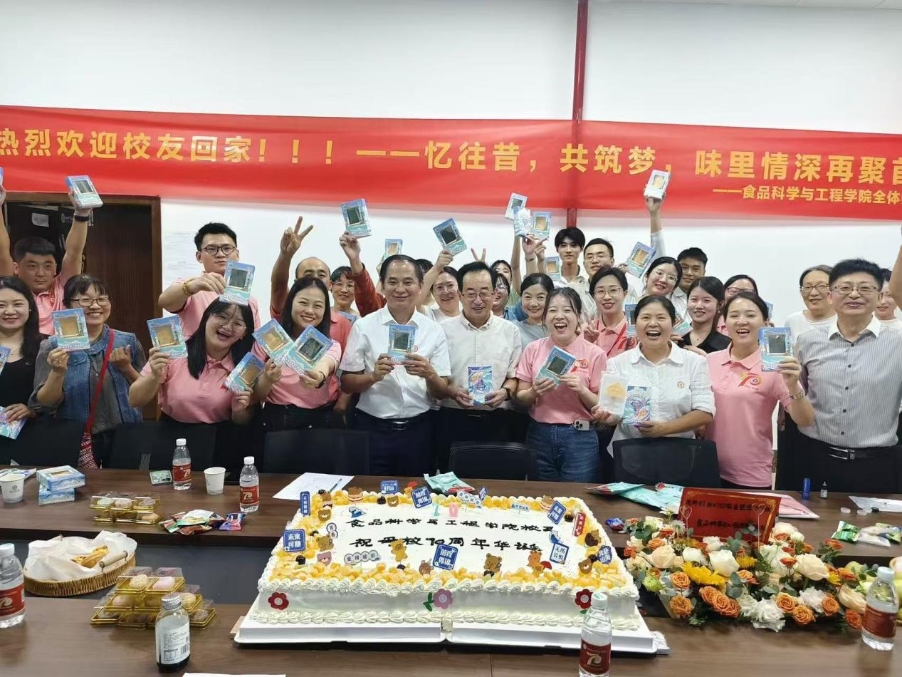 红足—世足球网热烈欢迎校友回家!忆往昔,共同筑梦